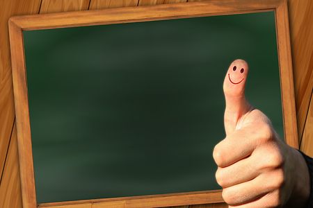 Daumen hoch vor Tafel