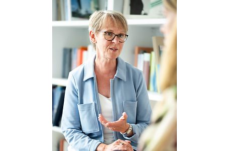 Monika Scherf sitzend ernst